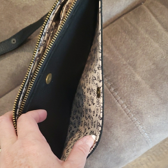 Elegant Black Leather Crossbody Bag - Picture 7 of 8